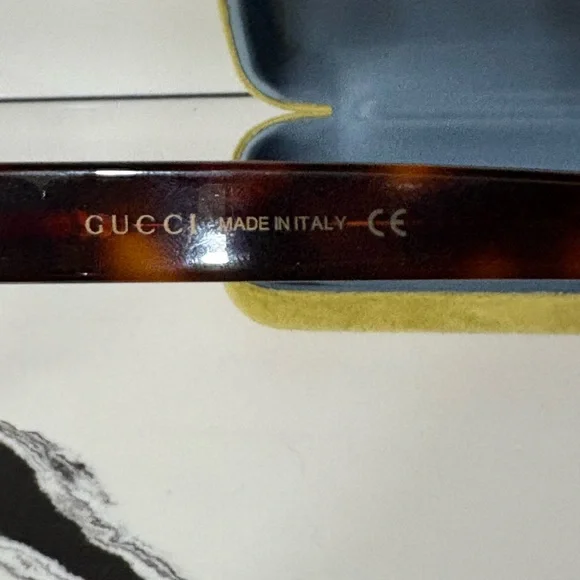 Gucci Sunglasses with Green Velour CaseC - Picture 4 of 5